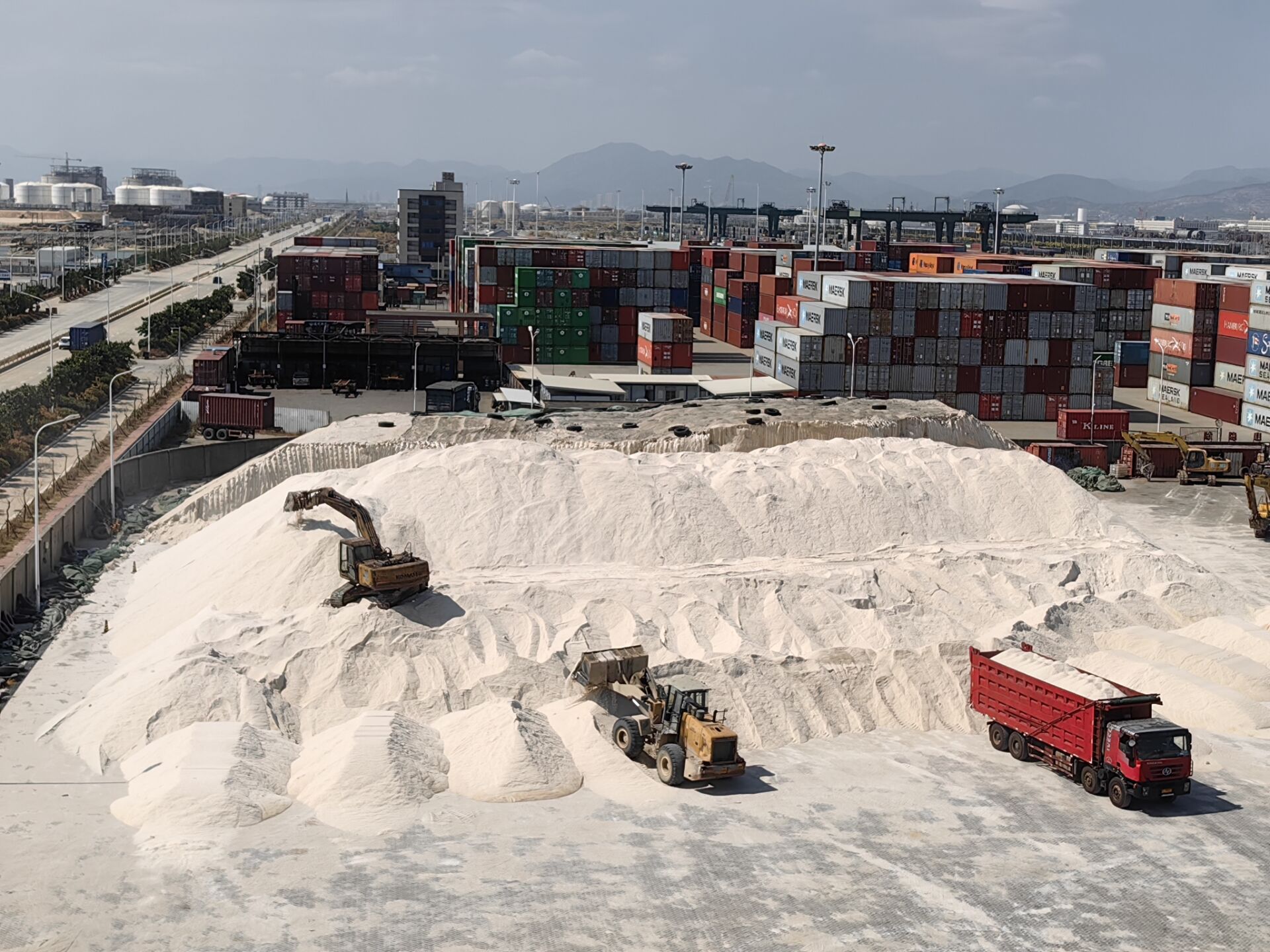 图：福州外代散货码头卸工业盐现场.jpg